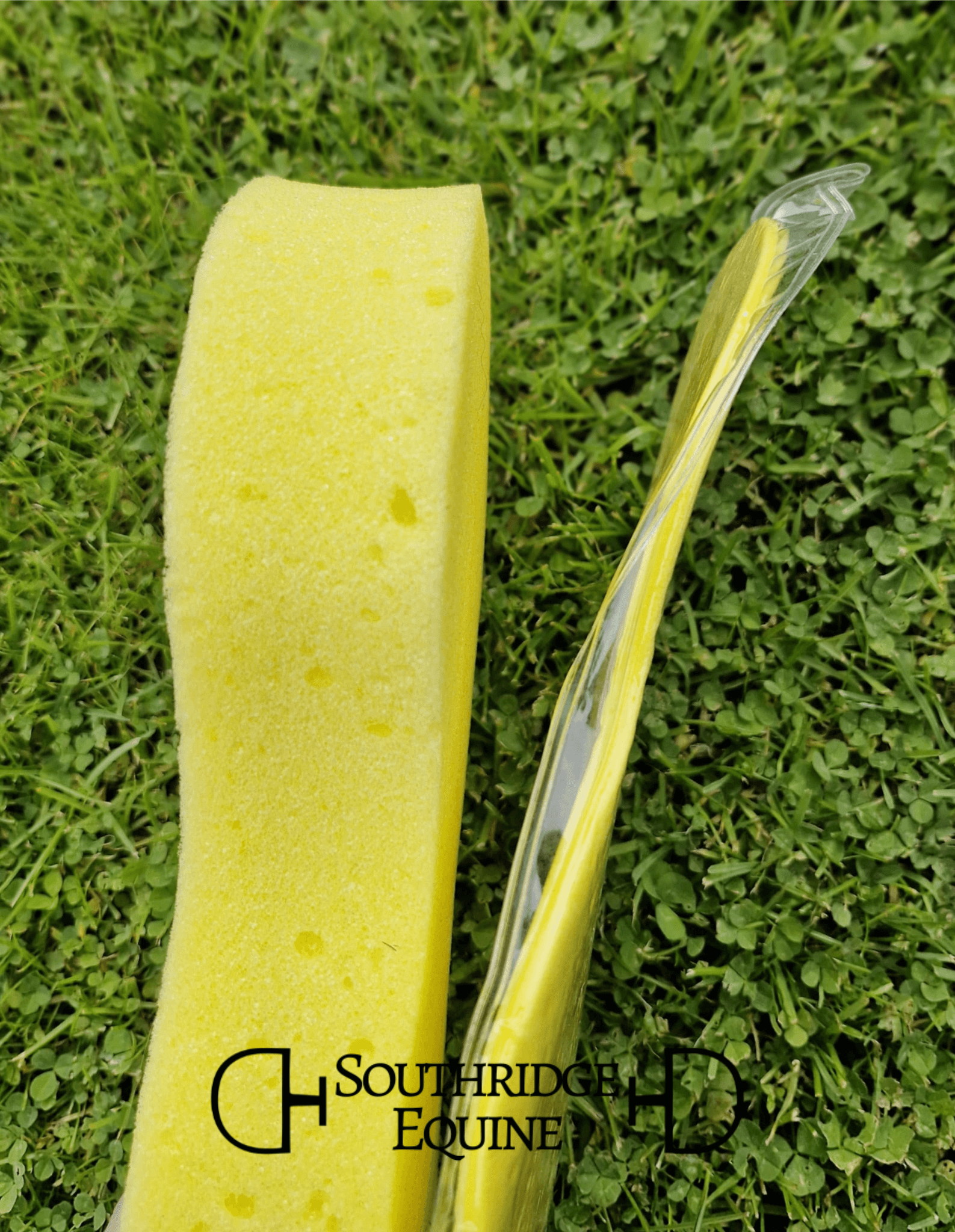 SE Expanding Sponge in yellow, vacuum-packed and ready to expand with water, perfect for horse grooming.